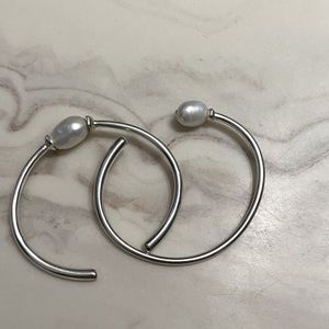 Kendra Scott Amiya Bright Silver Cuff Bracelet in Pearl.